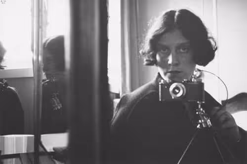 /_assets/Ilse Bing Me in the mirror with Leica 1931 .CHItRSQQ.jpg