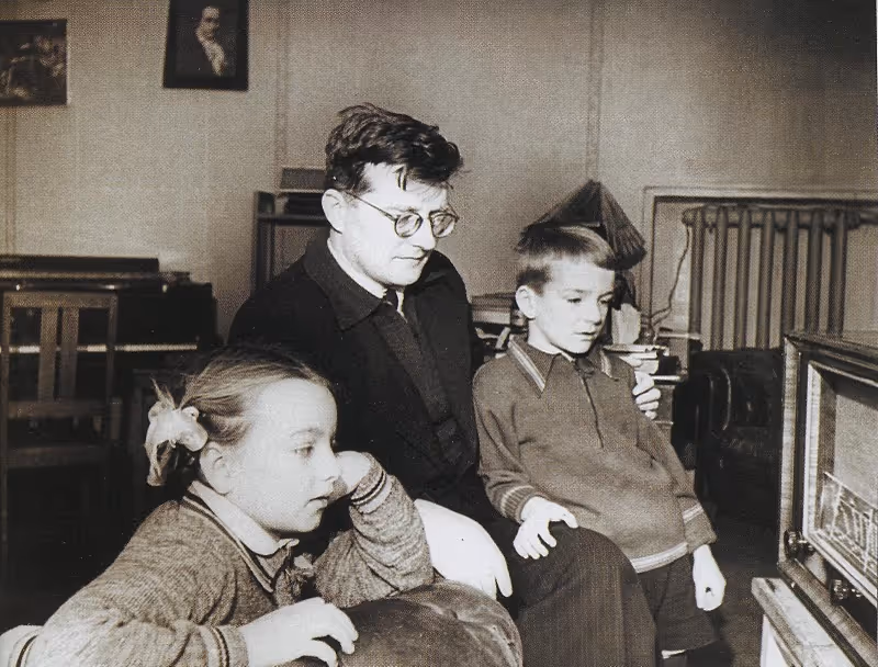 /_assets/shostakovich.BeF7czdV.jpg